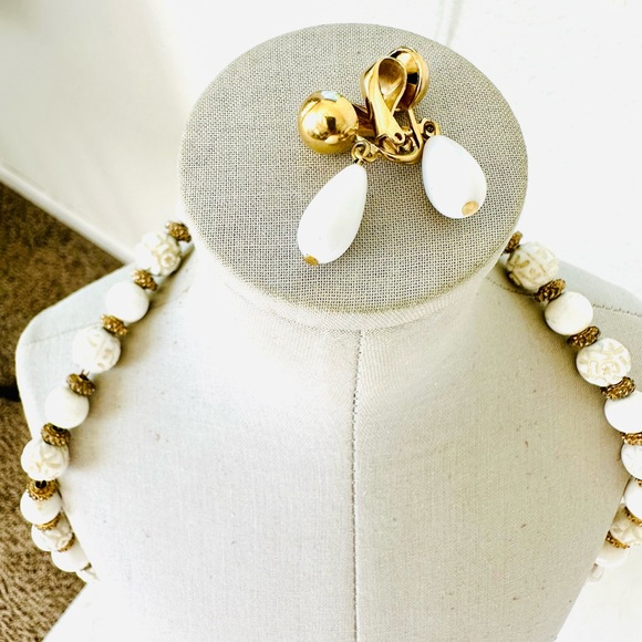 Vintage White MONET Necklace & Earrings - Picture 11 of 12